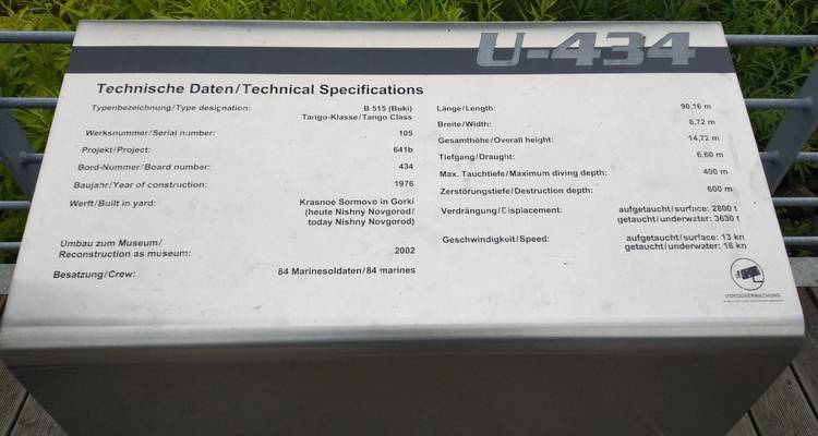 Plaque d'information détaillant les spécifications techniques du sous-marin U-434