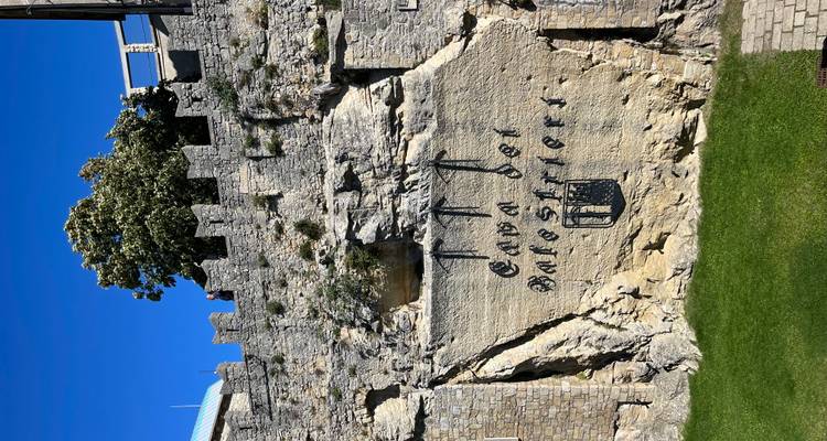 Mur de pierre d'une ancienne carrière avec la grande inscription « Cava dei Balestrieri » sous un ciel dégagé