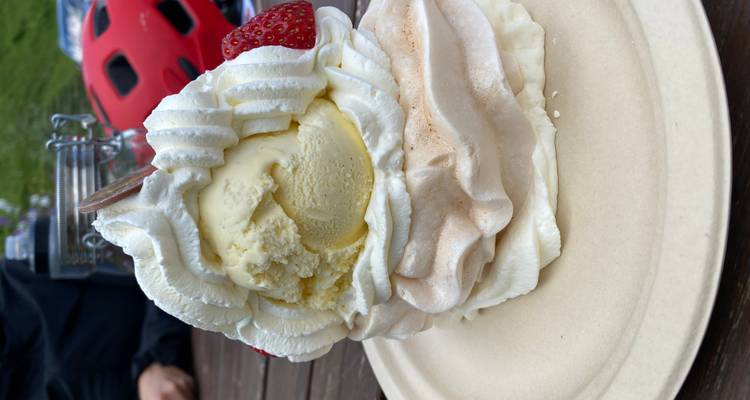 Grand dessert à base de meringue avec glace et crème fouettée sur assiette compostable en plein air