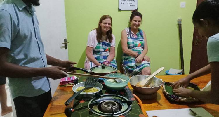 Kleine groep die lokale gerechten bereidt tijdens een binnenshuis Sri Lankaanse kookles.