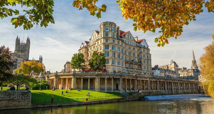 Les grandes terrasses au bord de la rivière et les feuillages automnaux dans la ville historique de Bath.