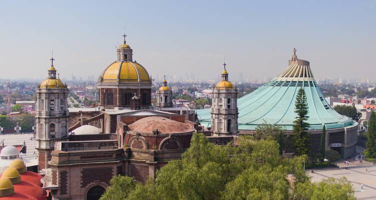 Basilique historique de Notre-Dame de Guadalupe avec ses dômes dorés à côté du sanctuaire moderne au toit vert surplombant Mexico.