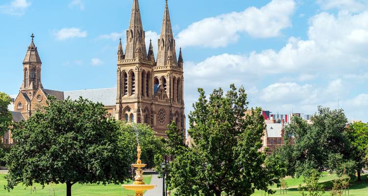 La Catedral Neogótica de San Pedro se alza sobre un frondoso parque en Adelaida.