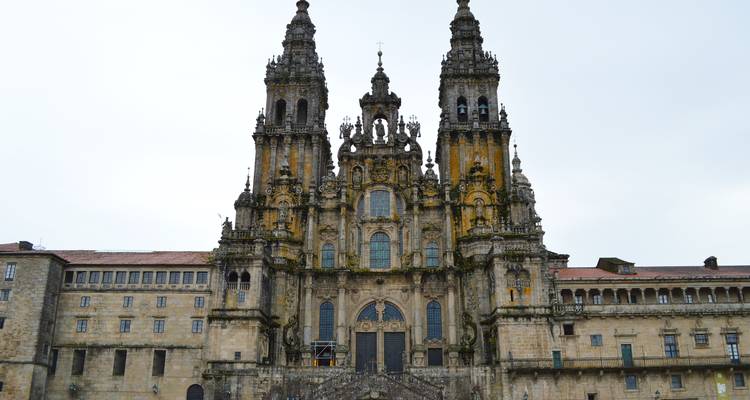 Vue de face de la Cathédrale de Santiago de Compostela par un jour nuageux montrant l'ensemble complet