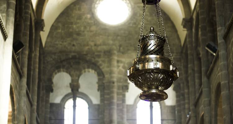 Encensoir en argent Botafumeiro suspendu à l'intérieur de l'obscure nef de la cathédrale