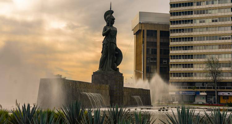 Statue de la déesse Minerve entourée de fontaines en cascade sur fond de ciel du soir chaud à Guadalajara.
