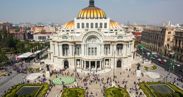 Grand Palacio de Bellas Artes à Mexico City vu d'en haut avec des foules animées et des jardins soignés.