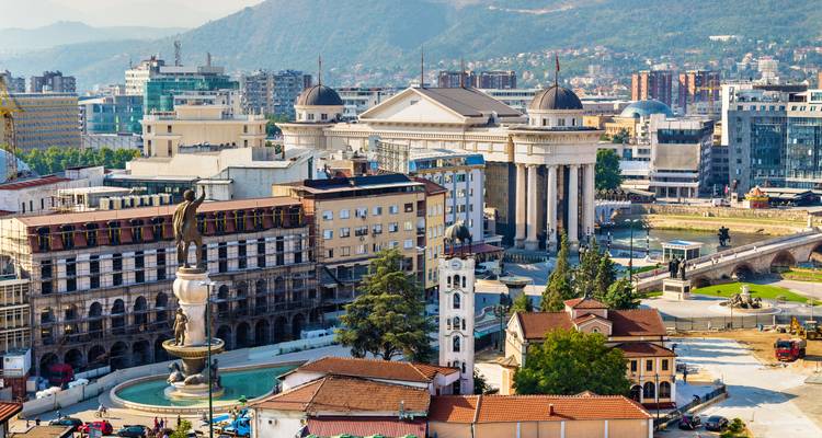 Moderne und klassische Gebäude im Stadtzentrum von Skopje mit dem Brunnen "Krieger auf einem Pferd"