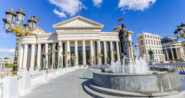 Neoklassisches Archäologisches Museum in Skopje mit verzierter Brücke, Statuen und Brunnen
