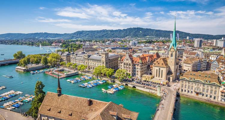 Le Limmat d'une clarté cristalline et les toits de la vieille ville de Zurich vus d'en haut par un jour ensoleillé.