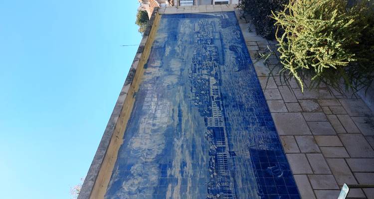 Groot blauw-wit azulejos tegelmozaïek met een historische havenscène