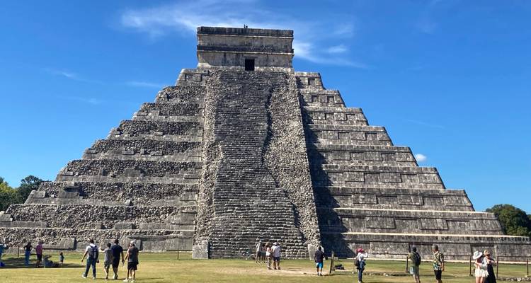 Pyramide emblématique de Kukulkán à Chichén Itzá s'élevant contre un ciel bleu parfait