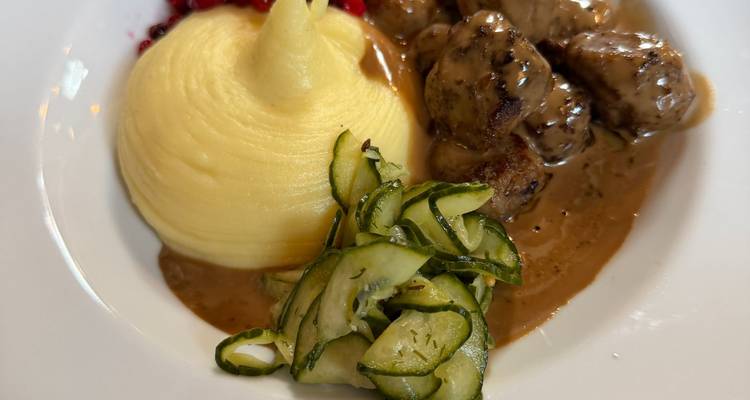 Boulettes de viande à la suédoise avec sauce crémeuse, purée de pommes de terre, airelles rouges et concombres marinés.