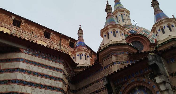 Les tours carrelées colorées et la façade décorée d'une église moderniste vues d'en bas.