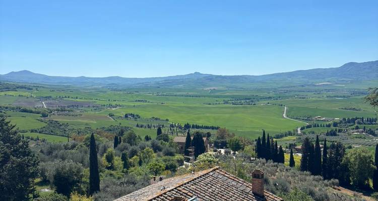 Vue panoramique sur les collines ondulantes de la campagne toscane avec champs agricoles et cyprès
