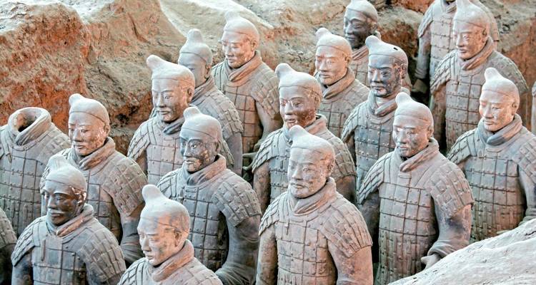Nahaufnahmen von Reihen der berühmten Terrakotta-Krieger, die in ausgegrabenen Gruben in der Nähe von Xi'an, China, stehen.