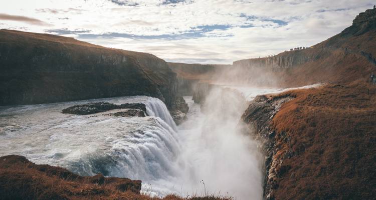 Las poderosas cascadas de la catarata Gullfoss desplomándose en un cañón lleno de niebla
