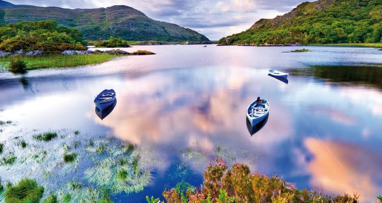 Glasheller See mit kleinen Booten und Bergspiegelungen im Killarney National Park.