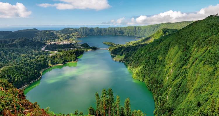 Panoramablick auf die beiden smaragdgrünen Seen von Sete Cidades in einer Vulkankaldara auf der Insel São Miguel.