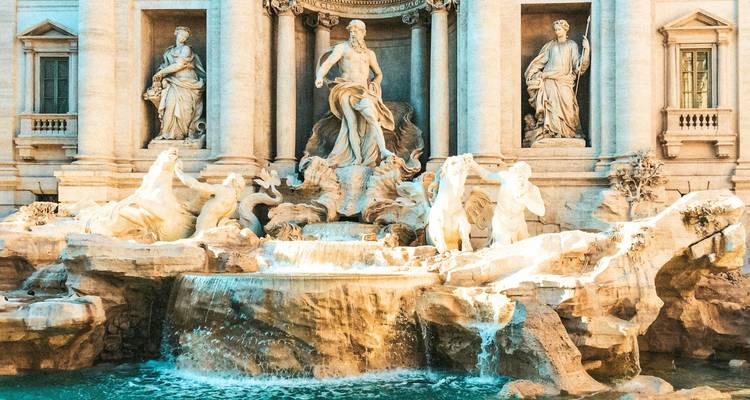 De sierlijke marmeren beelden en het vallende water van Roms beroemde Trevi-fontein.