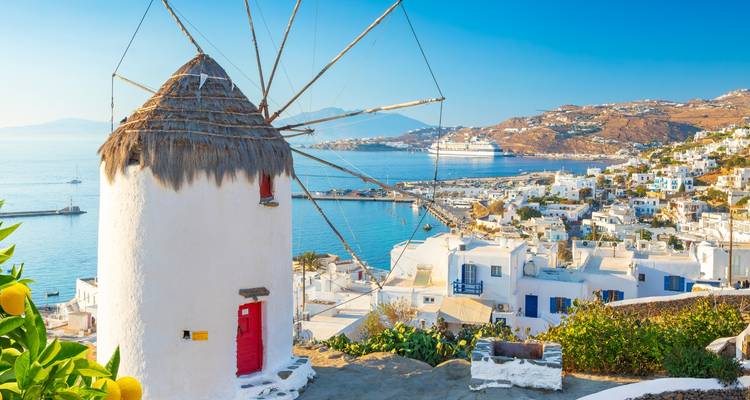 Ikonische weiße Windmühle überblickt den Hafen und die weiß getünchten Häuser von Mykonos.