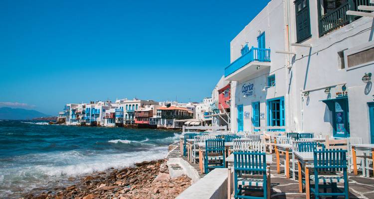 Meeresfrüchterestaurants und farbenfrohe Häuser von Klein-Venedig, Mykonos mit anschlagenden Wellen.