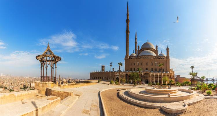 Terrasse panoramique de la Citadelle du Caire avec la Mosquée Muhammad Ali s'élevant sous un ciel bleu dégagé.