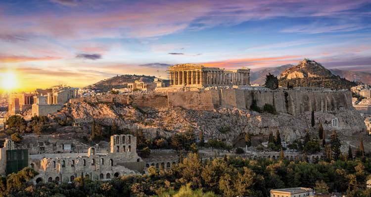 Panoramisch zonsondergang uitzicht op de Akropolis met het Parthenon verlicht boven het Athene stadslandschap en verre heuvels.