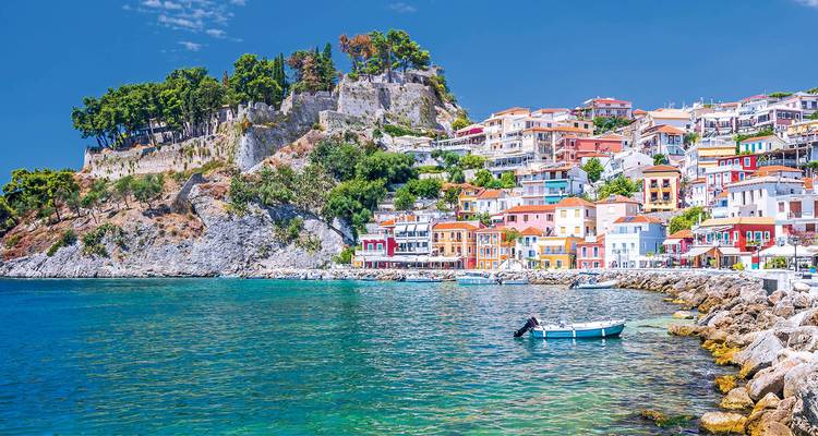 Charmante petite ville côtière de Parga avec ses bâtiments colorés dominant les eaux d'un bleu cristallin.