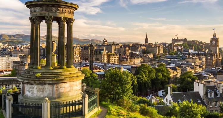 Uitzicht over Edinburgh vanaf Calton Hill met het Dugald Stewart Monument en skyline van de stad.