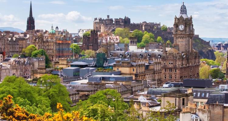 Centraal Edinburgh met de Balmoral Clock Tower en kasteel omgeven door lentegroen.