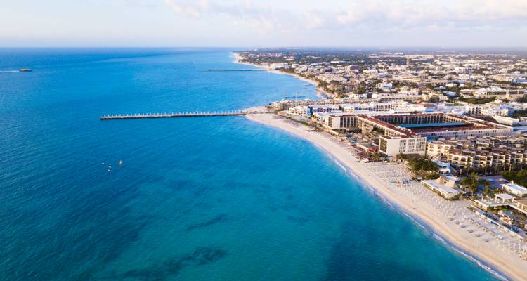 Vue aérienne de la côte turquoise de Playa del Carmen, de la jetée et des complexes balnéaires en bord de plage.