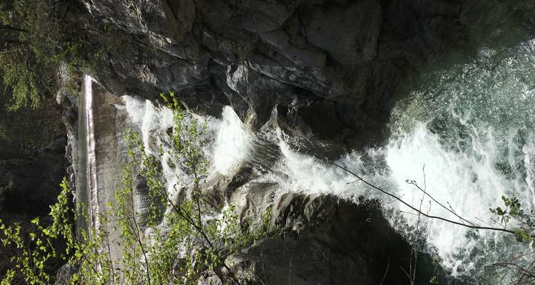 Bergstroom stort zich door rotsachtige kloof met kleine watervallen en heldere turkooizen poelen.