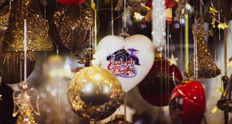 Des ornements de Noël festifs et des boules scintillantes avec un coeur portant l'inscription « Edinburgh's Christmas » sont exposés.