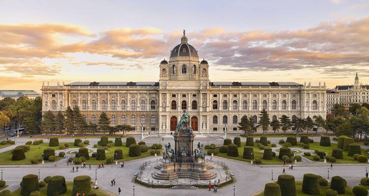 Toma aérea de la hora dorada del Museo de Historia Natural de Viena y los jardines de la plaza María Teresa.