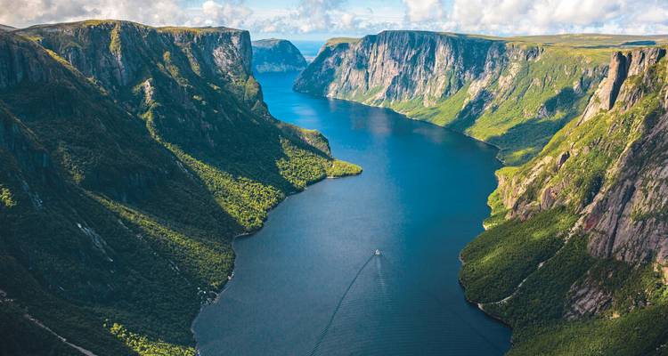 Spectaculaire fjord met steile rotsen en een slingerend blauw inlet in het Gros Morne National Park.