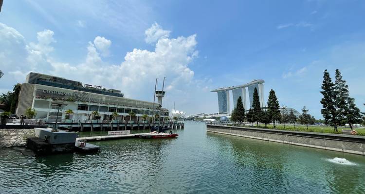 Canal tranquilo en la bahía que lleva hacia Marina Bay Sands bajo un cielo despejado.