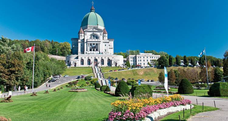 Das St. Joseph's Oratorium mit seiner großen grünen Kuppel, die sich über angelegten Gärten erhebt, und der wehenden kanadischen Flagge
