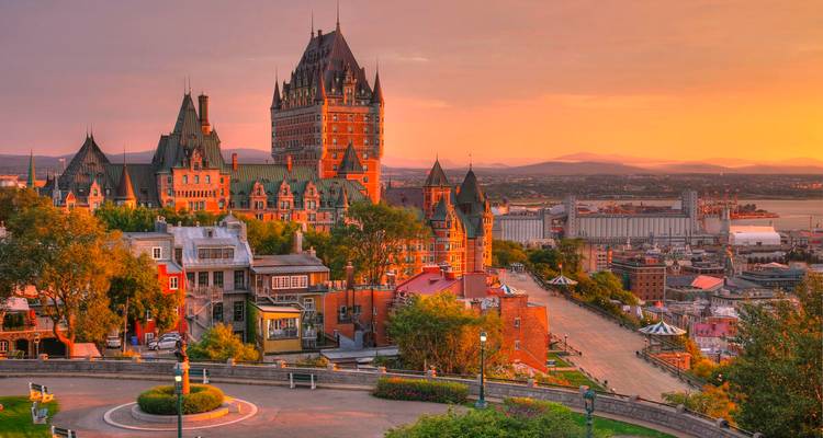 Aussicht während der goldenen Stunde über Altquébec mit dem Château Frontenac, das den Sankt-Lorenz-Strom überblickt