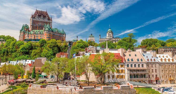 Skyline der Altstadt Quebec mit Château Frontenac und historischen Häusern unter blauem Himmel