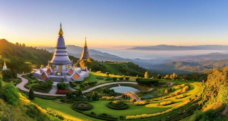 Las pagodas gemelas se sientan en la cima de un jardín montañoso bien cuidado mientras la luz del amanecer pinta colinas ondulantes y picos distantes.