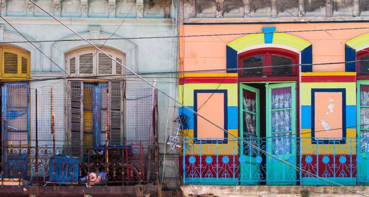 Les façades aux couleurs vives avec des portes et des fenêtres colorées dans le quartier de La Boca.