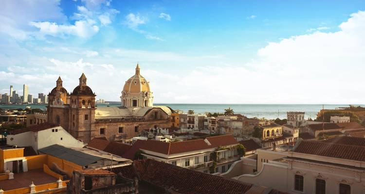 Vista panorámica del centro histórico de Cartagena con las cúpulas de la catedral y el Mar Caribe de fondo.