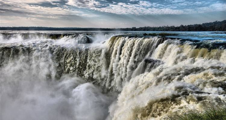 Dramatisch uitzicht op de Iguazu-watervallen met waterstromingen die in een mistige kloof naar beneden storten.