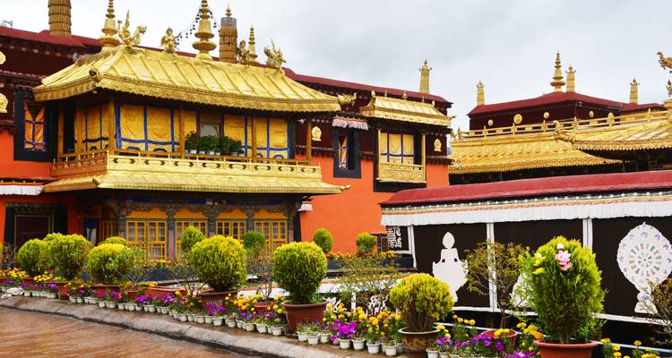 Jokhang-Tempelkomplex mit goldenem Dach und farbenfrohen Gärten davor