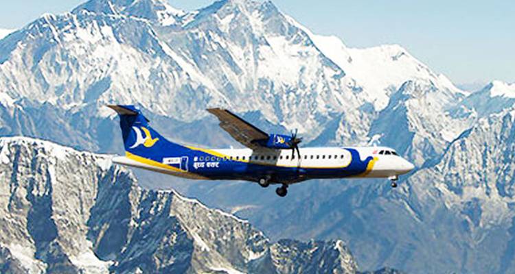 Ein kommerzielles Turboprops-Flugzeug gleitet an einem kristallklaren Tag über imposante schneebedeckte Himalaya-Gipfel hinweg.