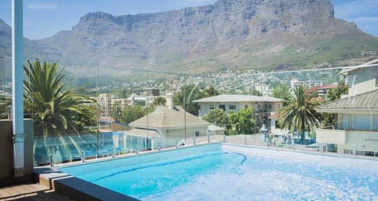 Piscine sur le toit avec vue panoramique sur Le Cap et la Montagne de la Table