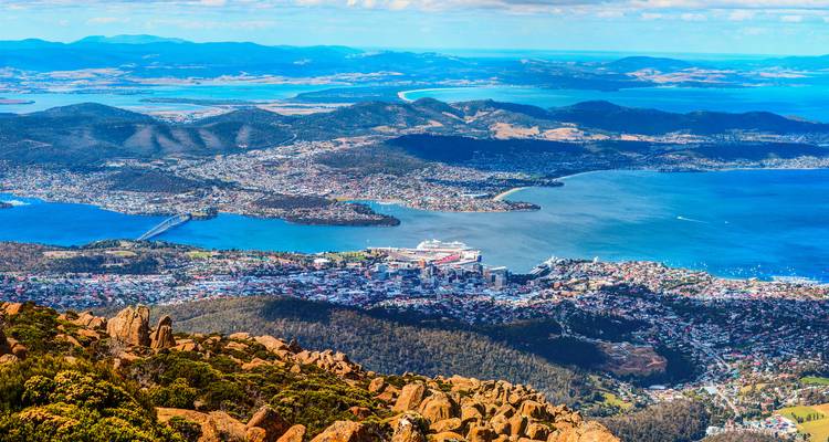 Vue aérienne panoramique de Hobart, de son port et des baies environnantes depuis le sommet rocheux du Mont Wellington.