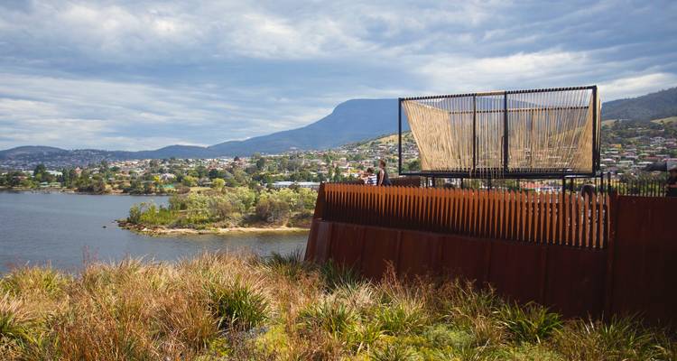 La plateforme d'observation moderne de MONA surplombe la rivière Derwent avec le mont Wellington en arrière-plan.