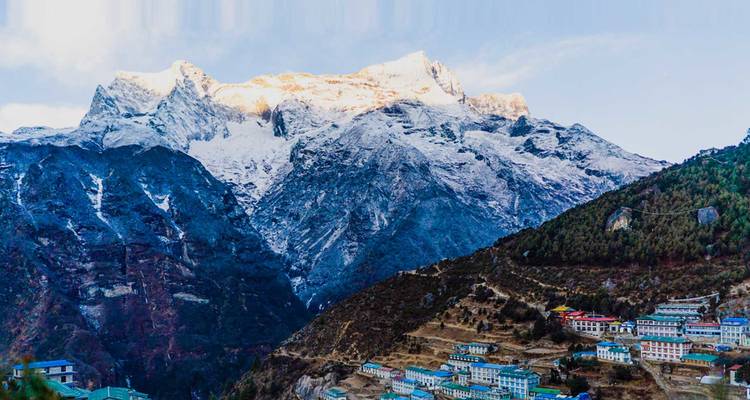 Los picos del Himalaya cubiertos de nieve se alzan sobre el asentamiento escalonado de Namche Bazaar